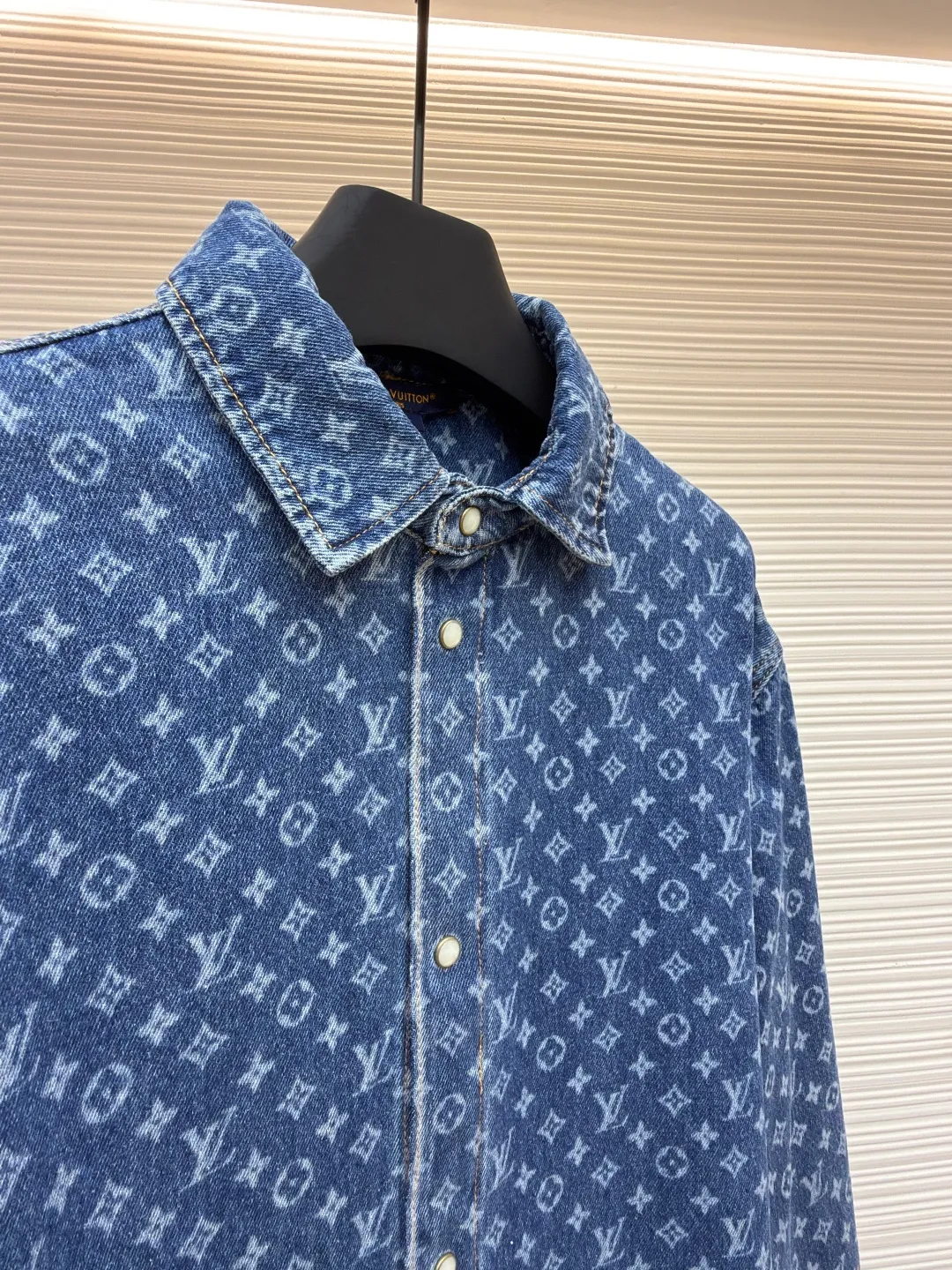 LOUIS VUITTON full-print denim jacket ●Original version: Purchased and developed for 15800 ●Item number: 1680795-B45 ●Material: denim fabric ●Technology: laser watering ●Version: fitted version ●Weight: about 685 grams ●Size: 34-36-38-40 ●Description: Customized blue shadow encrypted cotton classic pattern denim, as moist as cotton, comfortable and skin-friendly, indigo elegance With a retro charm and a modern sense of fashion, denim is used as the canvas, and the iconic Monogram pattern is laid out on it. Every inch of the warp and weft hides the glorious history and fashion heritage of Louis Vuitton. The tough lines of matching work shirts exude a sense of luxury from the inside out. No need to make a fuss, the aura is self-evident. The stunning work in the fashion feast is the laser burning process. The advanced process of using laser technology to carve patterns. Project the laser onto the surface of the material, causing the material to be locally heated and melted. The LV logo pattern can be formed to accurately control the position and shape. The double process of washing and light frying is to desize and wash the denim material first, and then perform sand washing to produce a fading effect. The denim jacket is fried through special chemical treatment to give a special contrasting color effect. Prioritize the spray horse slide and then rub it by hand to create a gradient effect. Use a spray gun to accurately spray the reagent solution to the designated position according to the design requirements. Let the reagent react chemically with the fabric to form a gradual gradient effect, and finally boil it to solidify the color. The overall wiring is straight and delicate, the fabric is comfortable and soft, and the color is consistent without color difference. It can be matched with the same style to create a fashionable look for various occasions. Customized accessories, complete with three standards, same style for men and women!